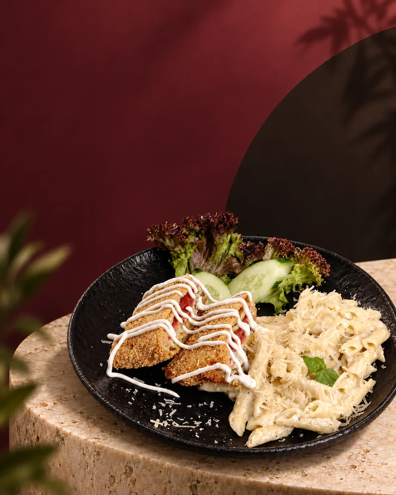 كتلت دجاج مقرمش مع مكرونة ألفريدو — Armada Residence Café & Restaurant