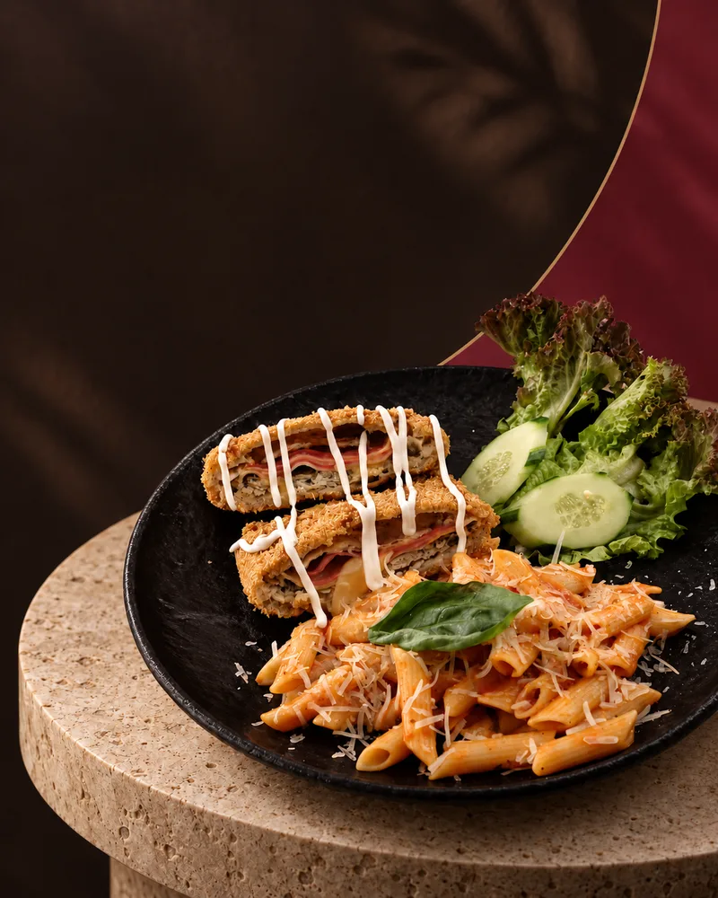 كتلت دجاج مقرمش مع مكرونة بالصلصة الحمراء — Armada Residence Café & Restaurant