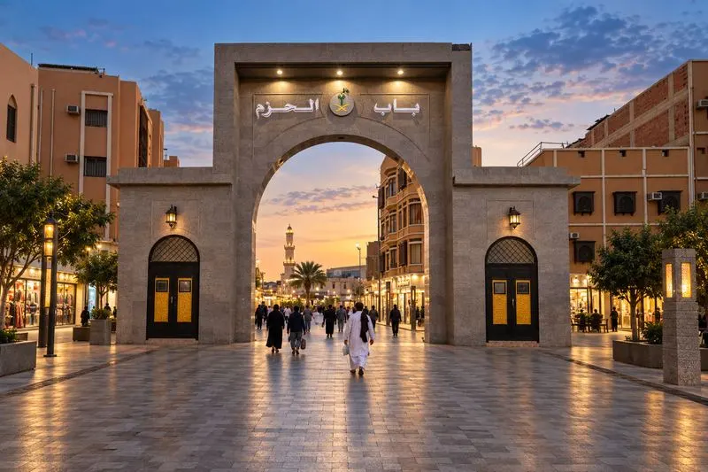 بوابة باب الحزم التاريخية في الطائف مضاءة عند الغروب